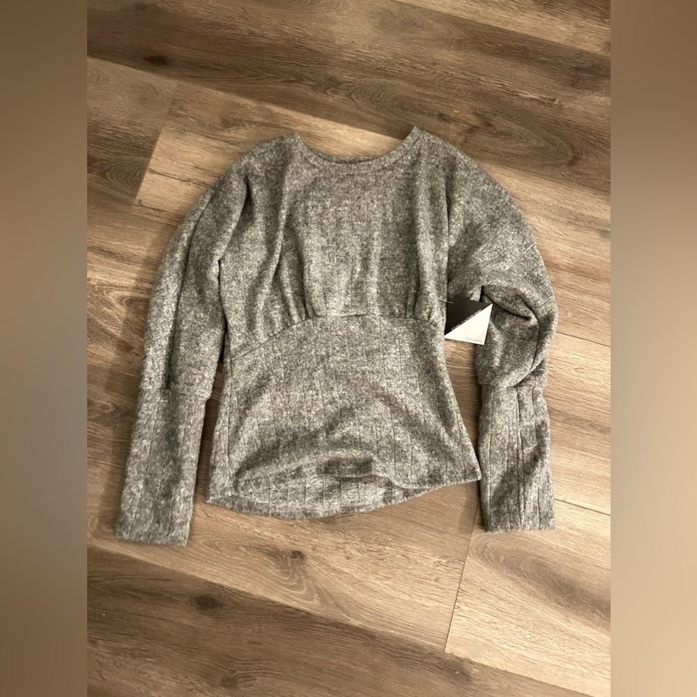 gray long sleeve shirt
